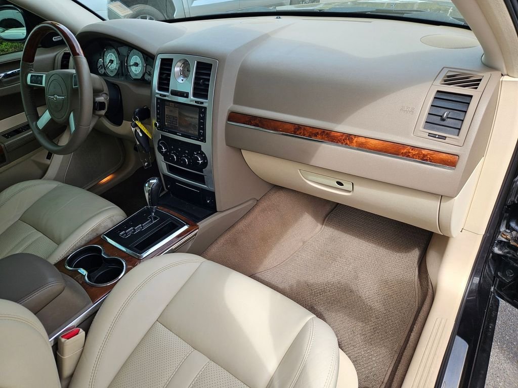 Used 2009 Brilliant Black Chrysler Hemi image 17