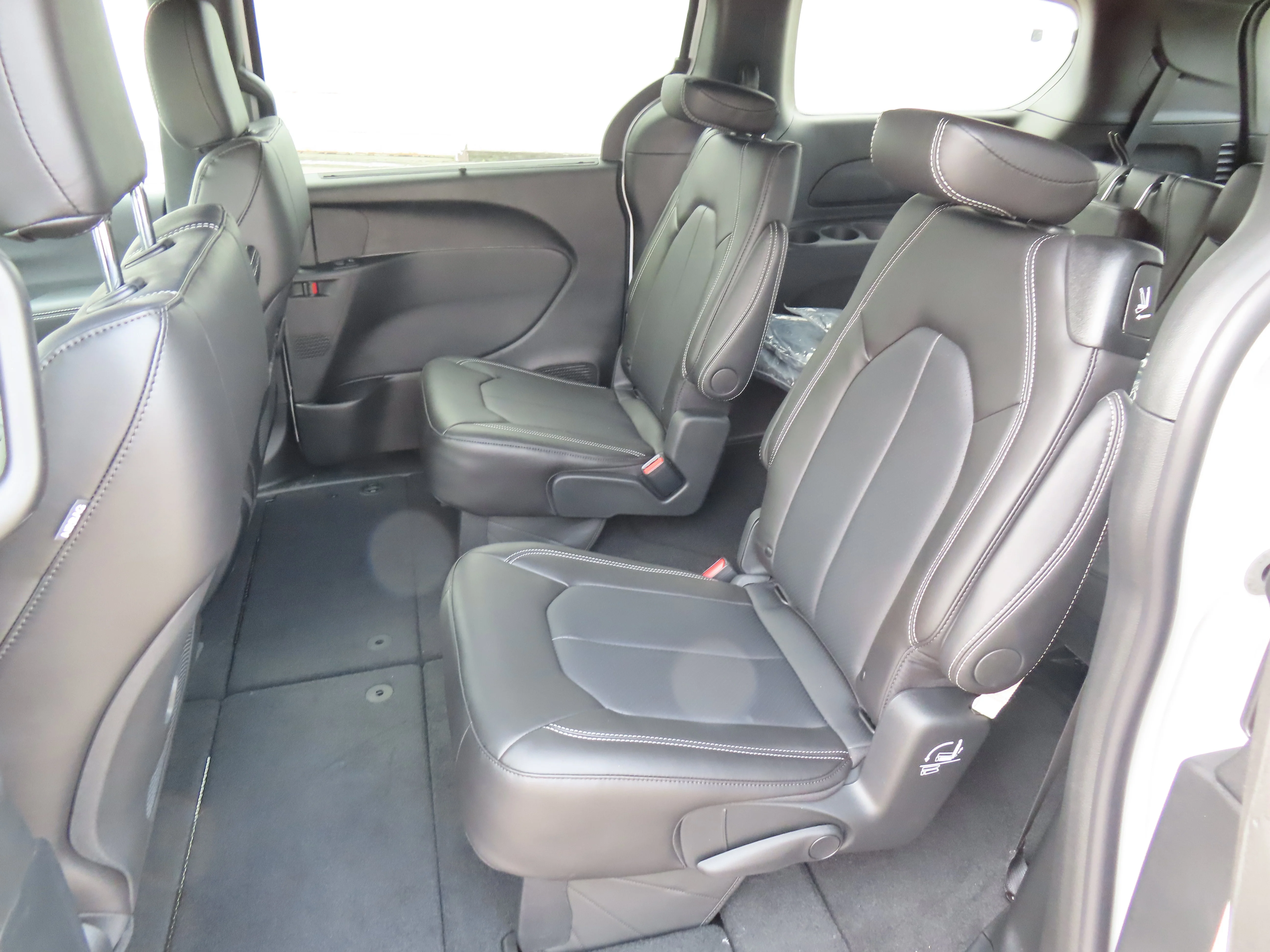 2026 Chrysler Pacifica Select - Photo 8
