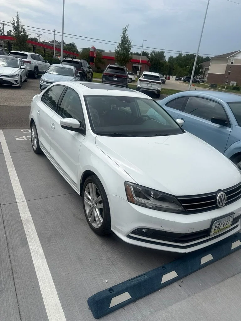 Used 2017  Volkswagen 1.8T SEL image 5