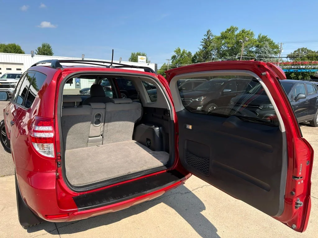Used 2010 Red Toyota Base image 13