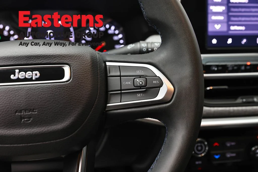 Used 2022 Silver Jeep Latitude image 15