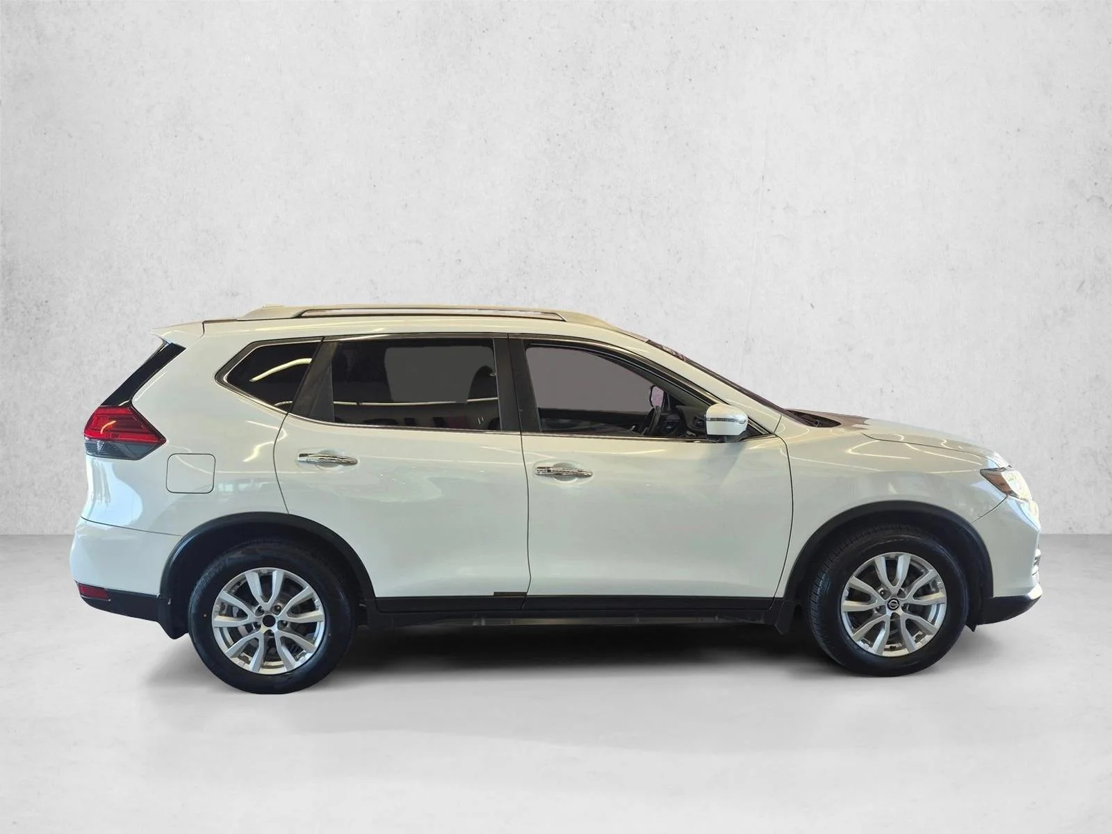 Used 2017 Glacier White Nissan SV image 4