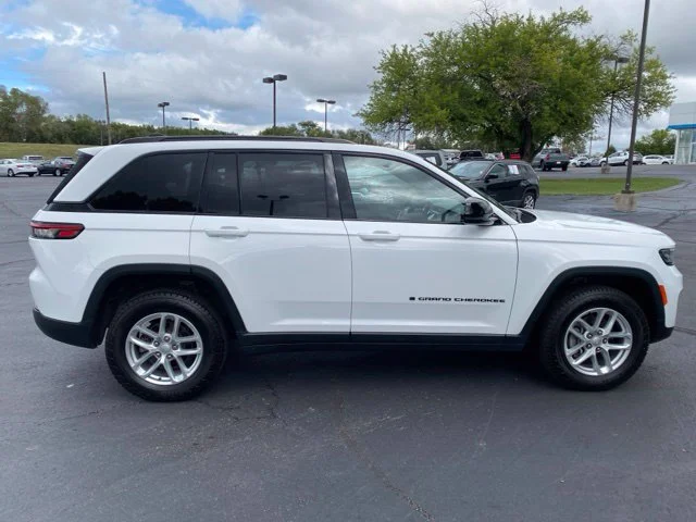 Used 2024 White Jeep Altitude image 8