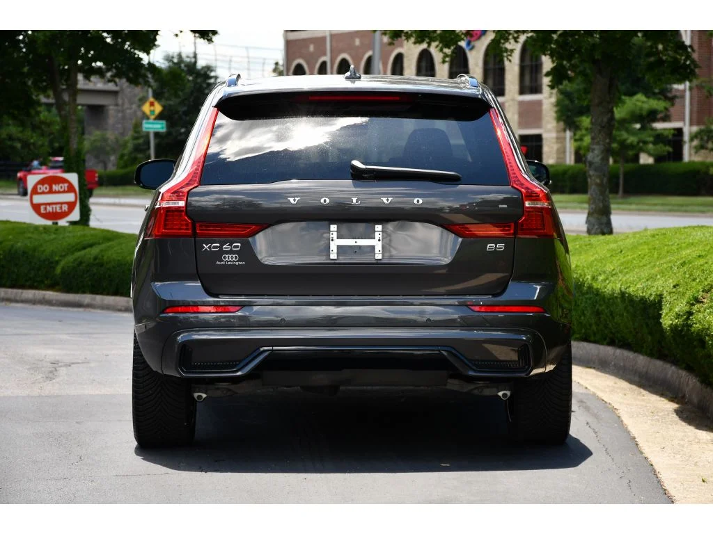 Used 2022 Platinum Grey Metallic Volvo R-Design image 5