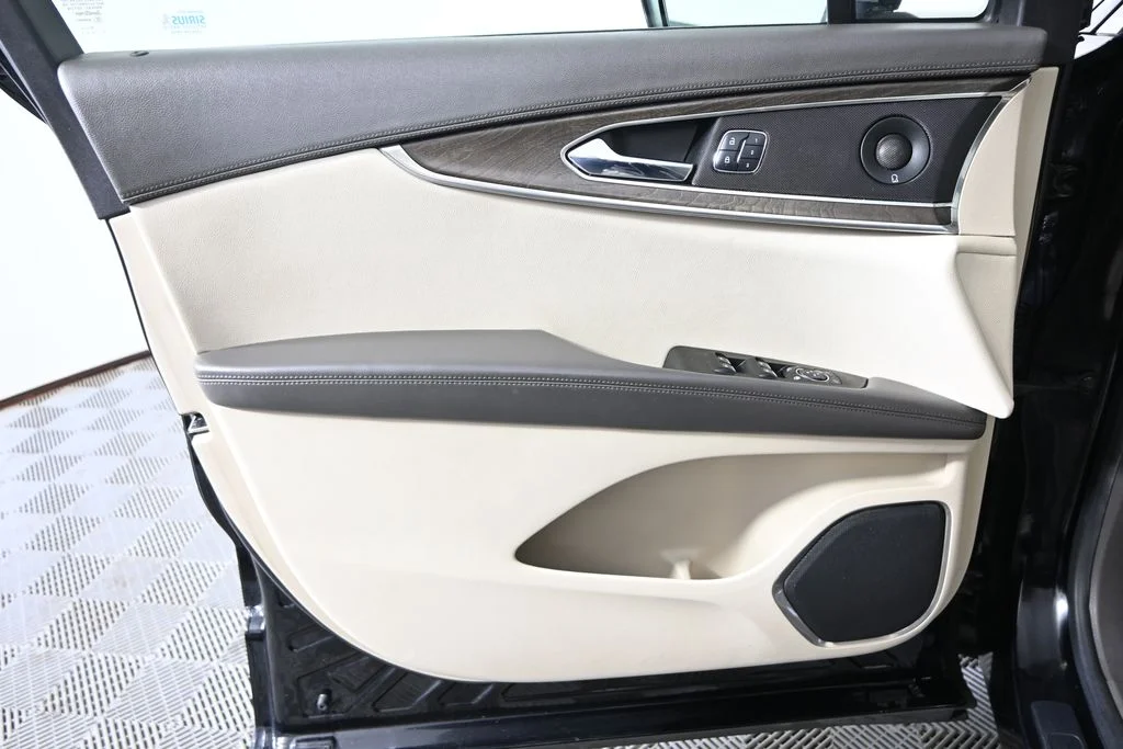 Used 2016 Black Lincoln Reserve image 18