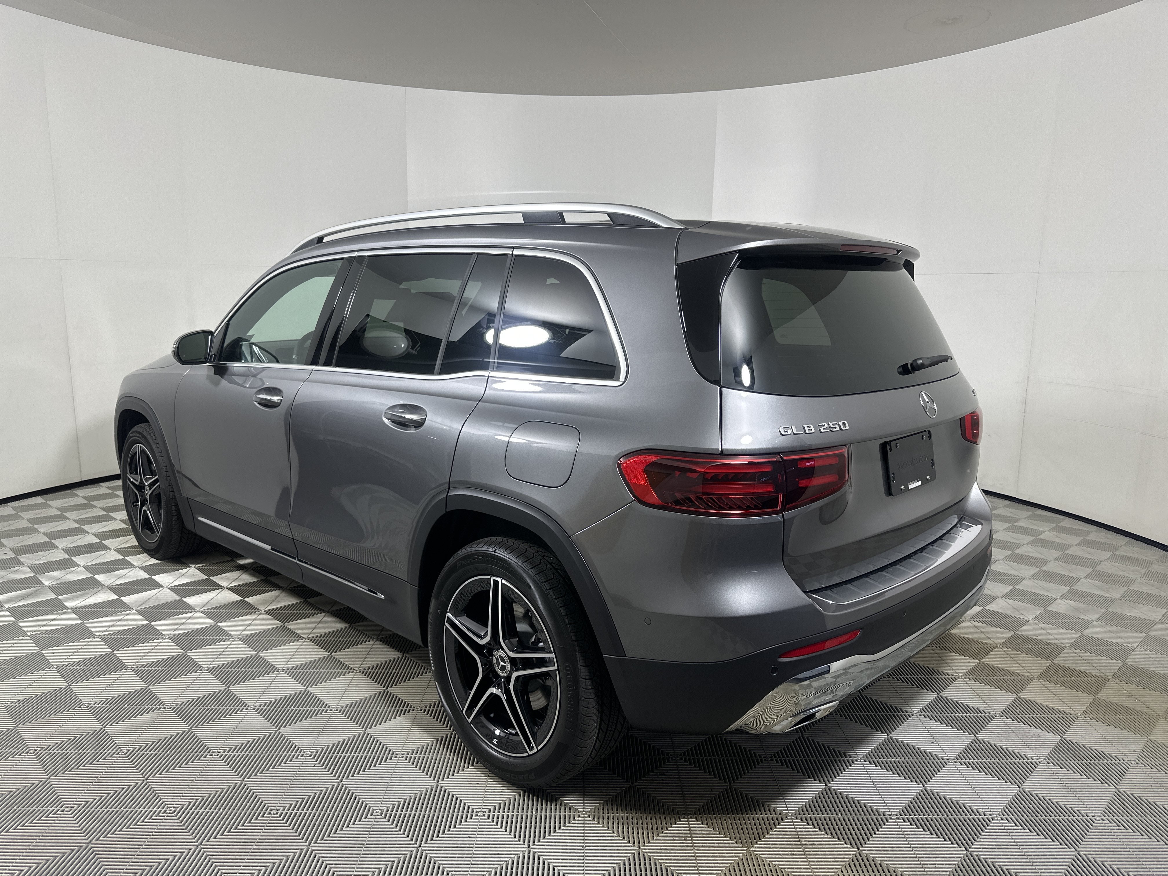 New 2026 Mountain Grey Metallic Mercedes-Benz GLB 250 image 31