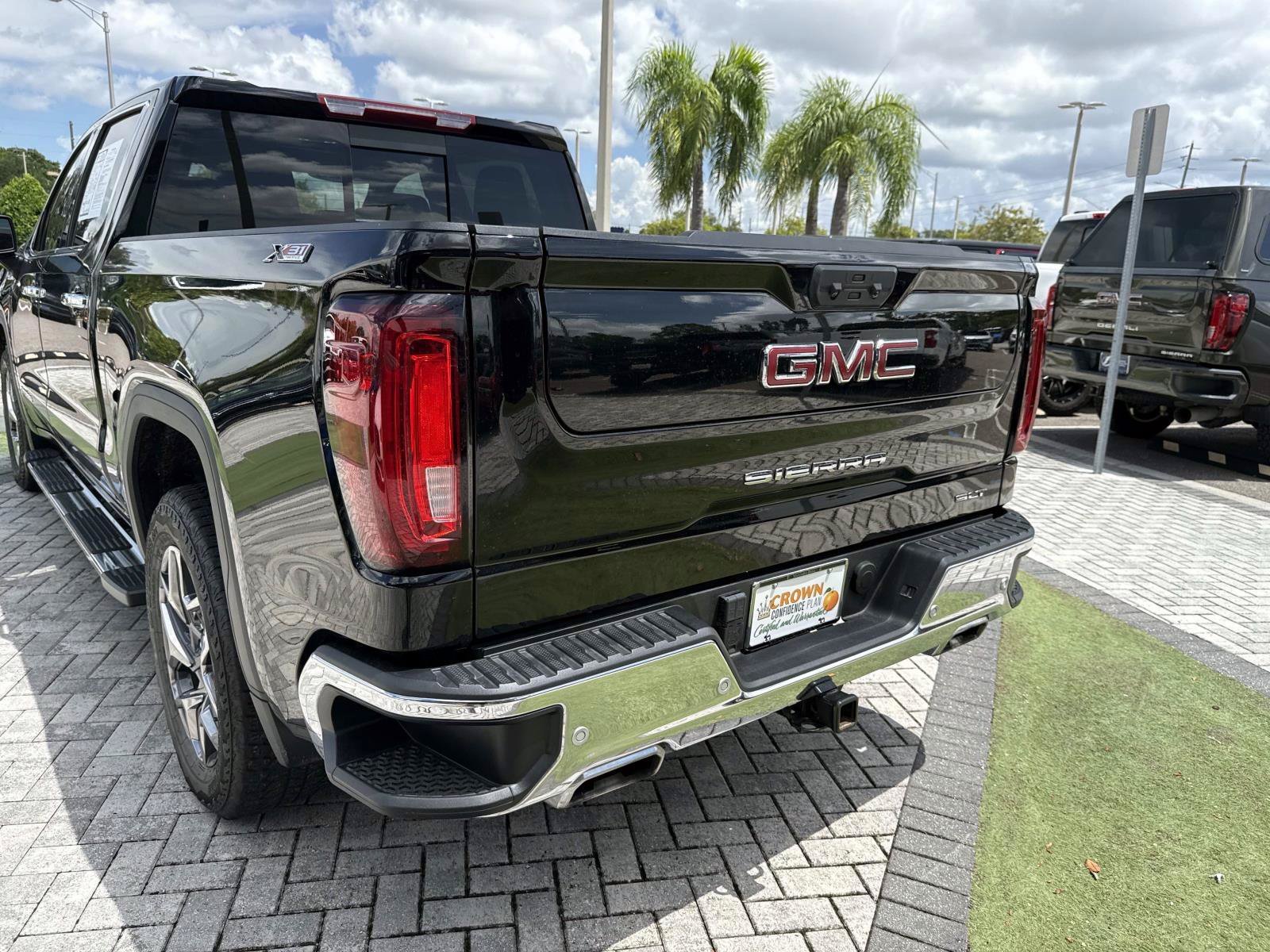 Used 2025 Onyx Black GMC SLT image 10