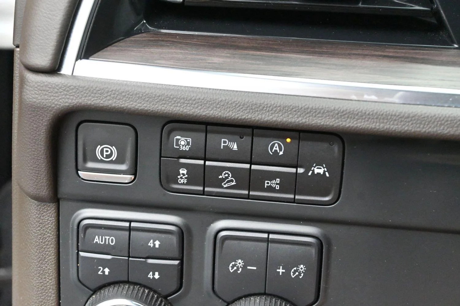 Used 2025 Iridescent Pearl Tricoat Chevrolet Z71 image 27