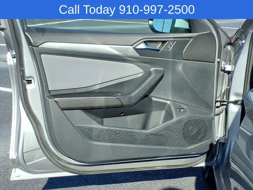 Used 2025 Silver Volkswagen SE image 11