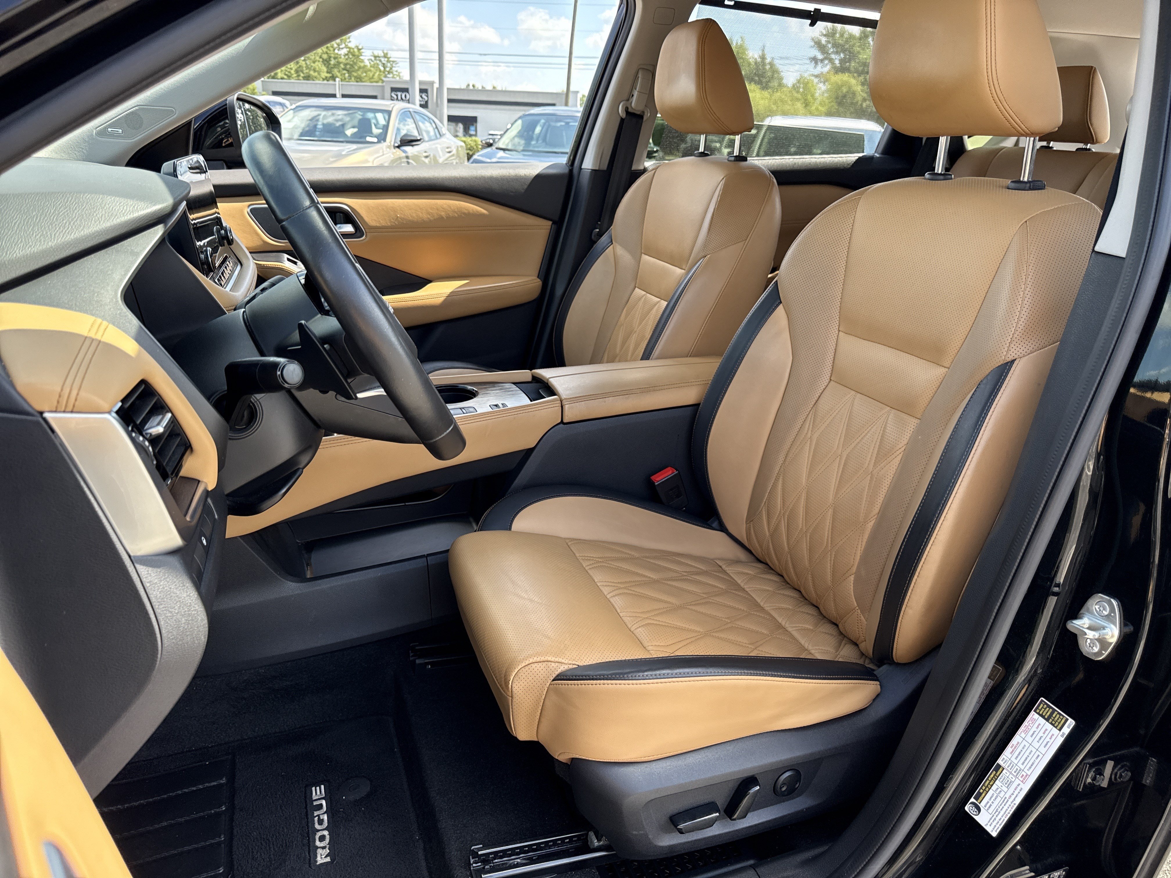 Used 2023 Super Black Nissan Platinum image 19