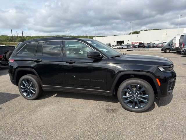 New 2026 Diamond Black Crystal Pearl-Coat Exterior Paint Jeep  image 2