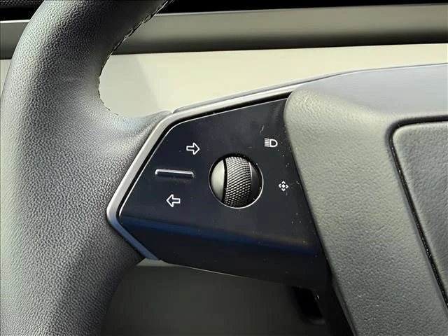 Used 2024  Tesla Base image 28