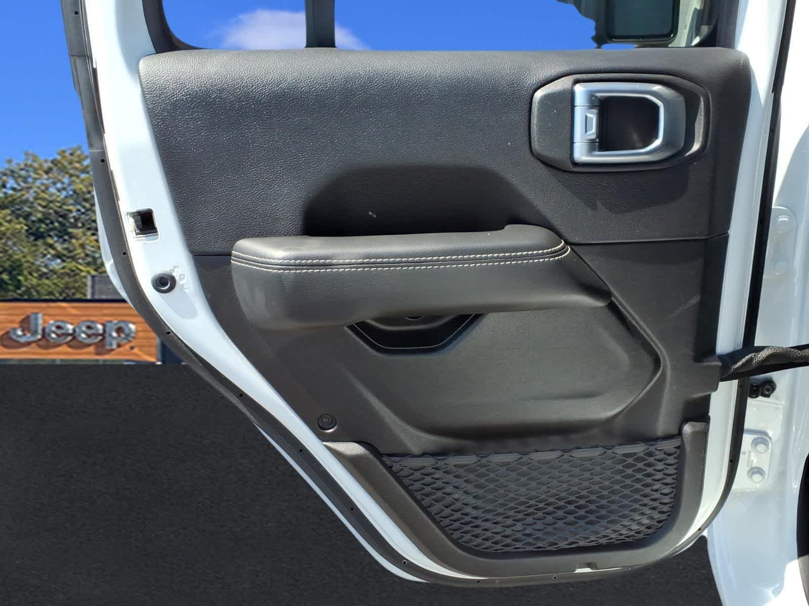 Used 2022 Bright White Clearcoat Jeep Unlimited Sahara image 27