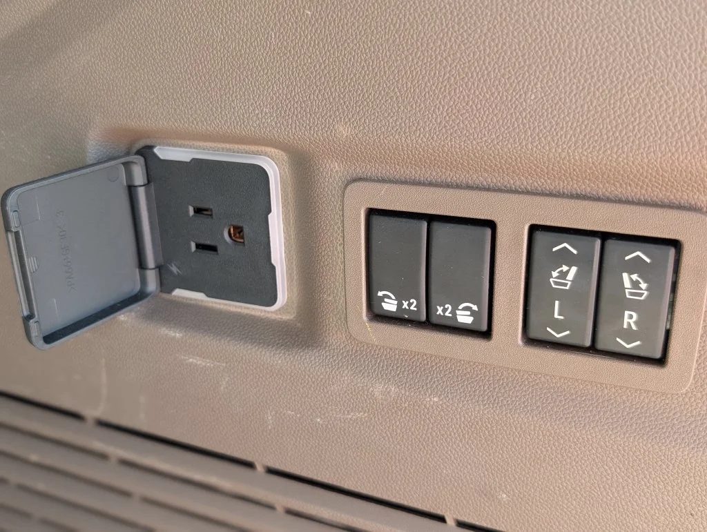 Used 2023 White GMC Denali image 38