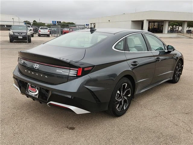 Used 2025 Black Hyundai SEL Front-Wheel Drive image 4