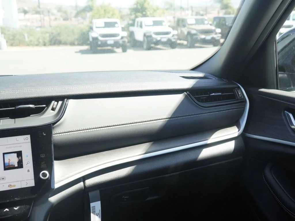 New 2026 Silver Zynith Exterior Paint Jeep Altitude image 21