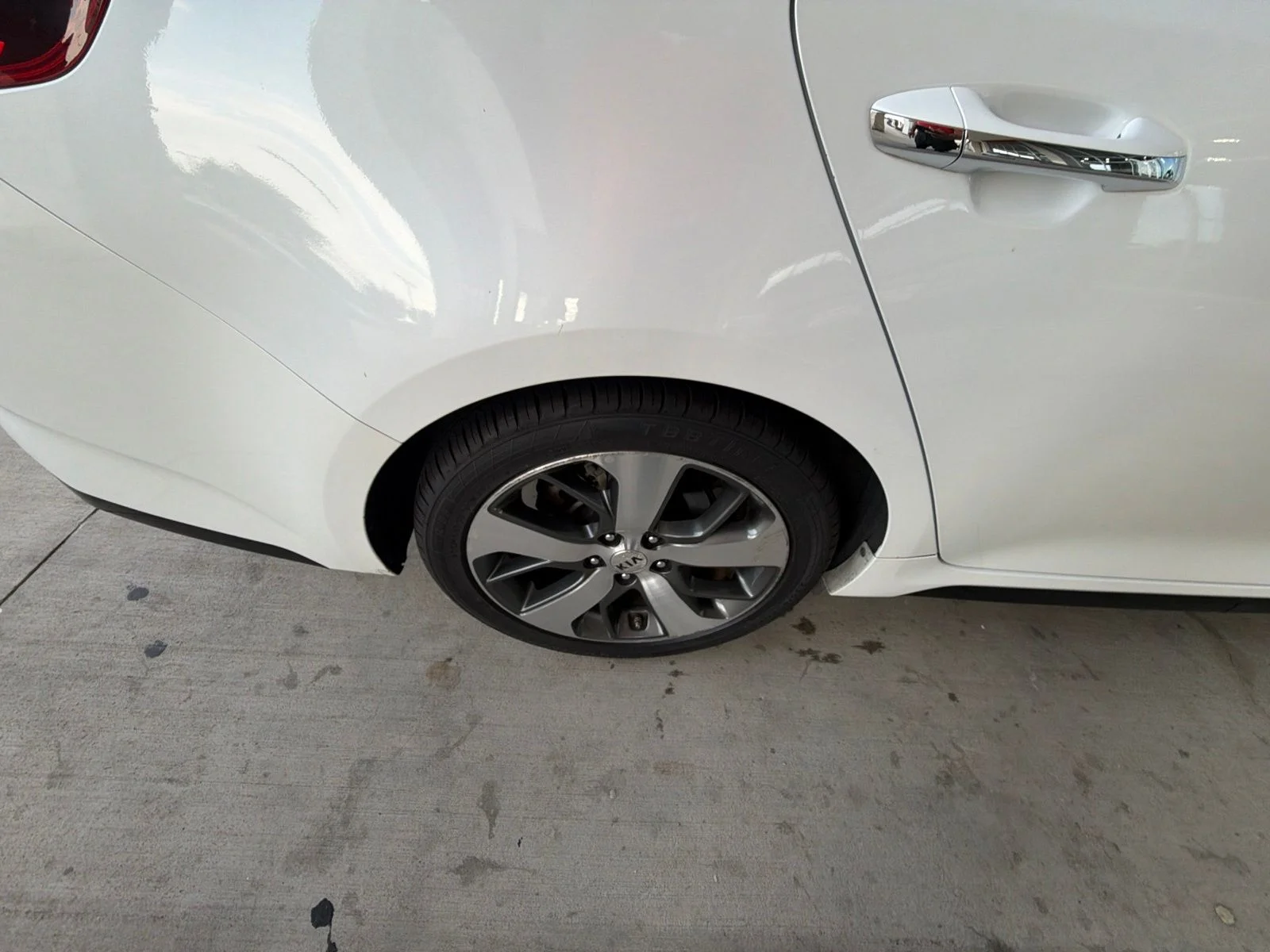 Used 2019 White Kia S image 18
