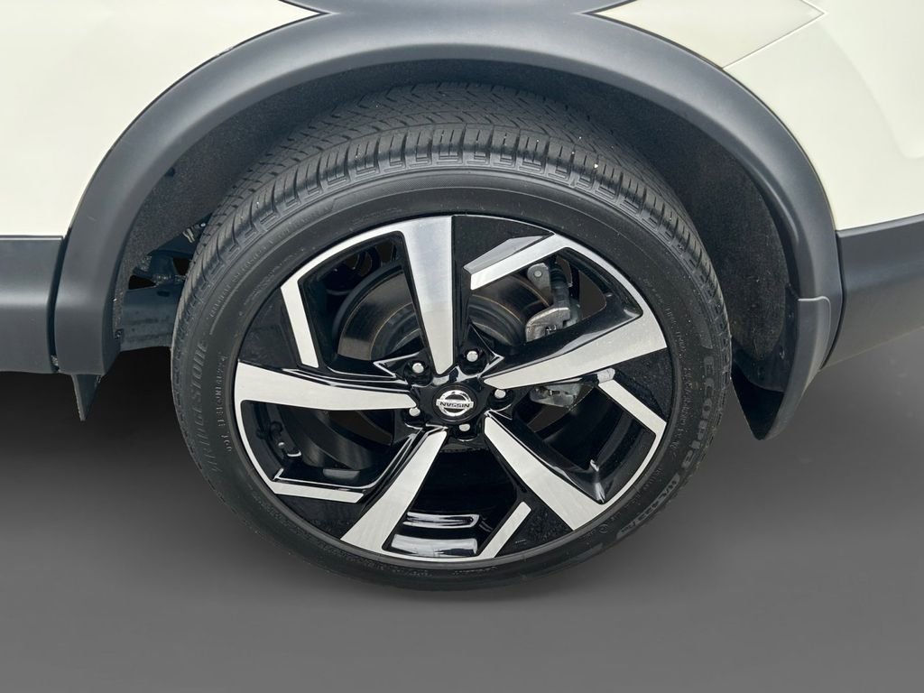 Used 2022 White Nissan SL image 8