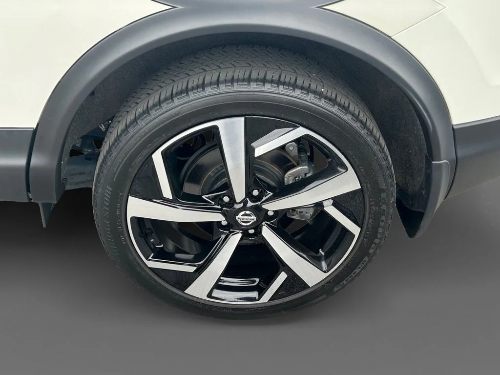 Used 2022 White Nissan SL image 8