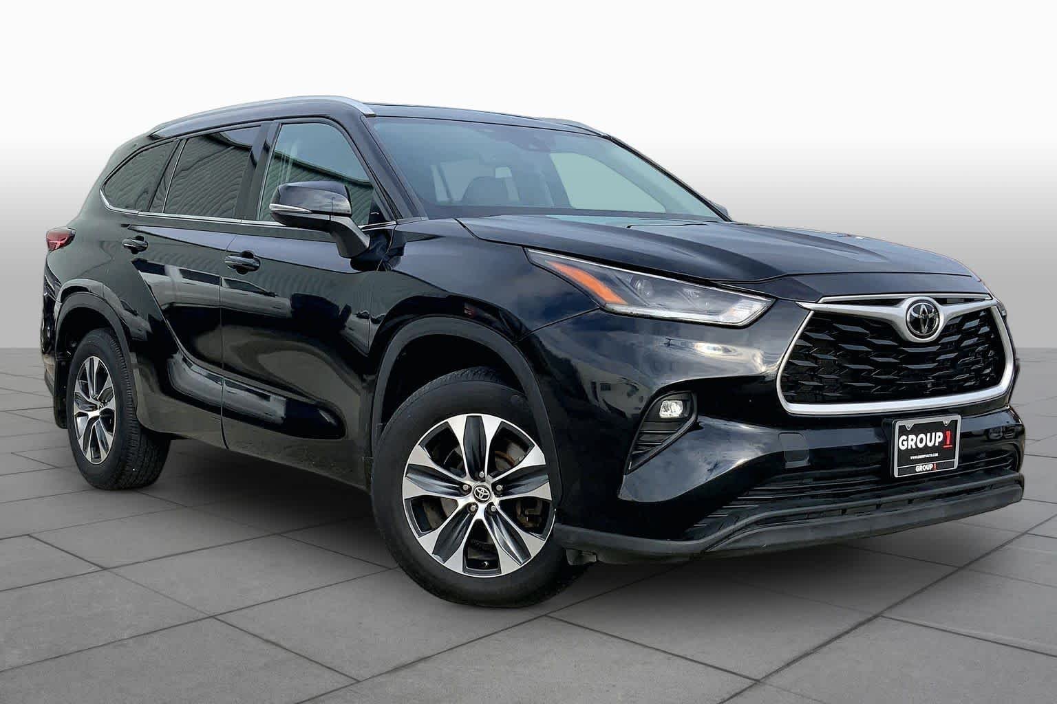 Used 2022 Midnight Black Metallic Toyota XLE image 3