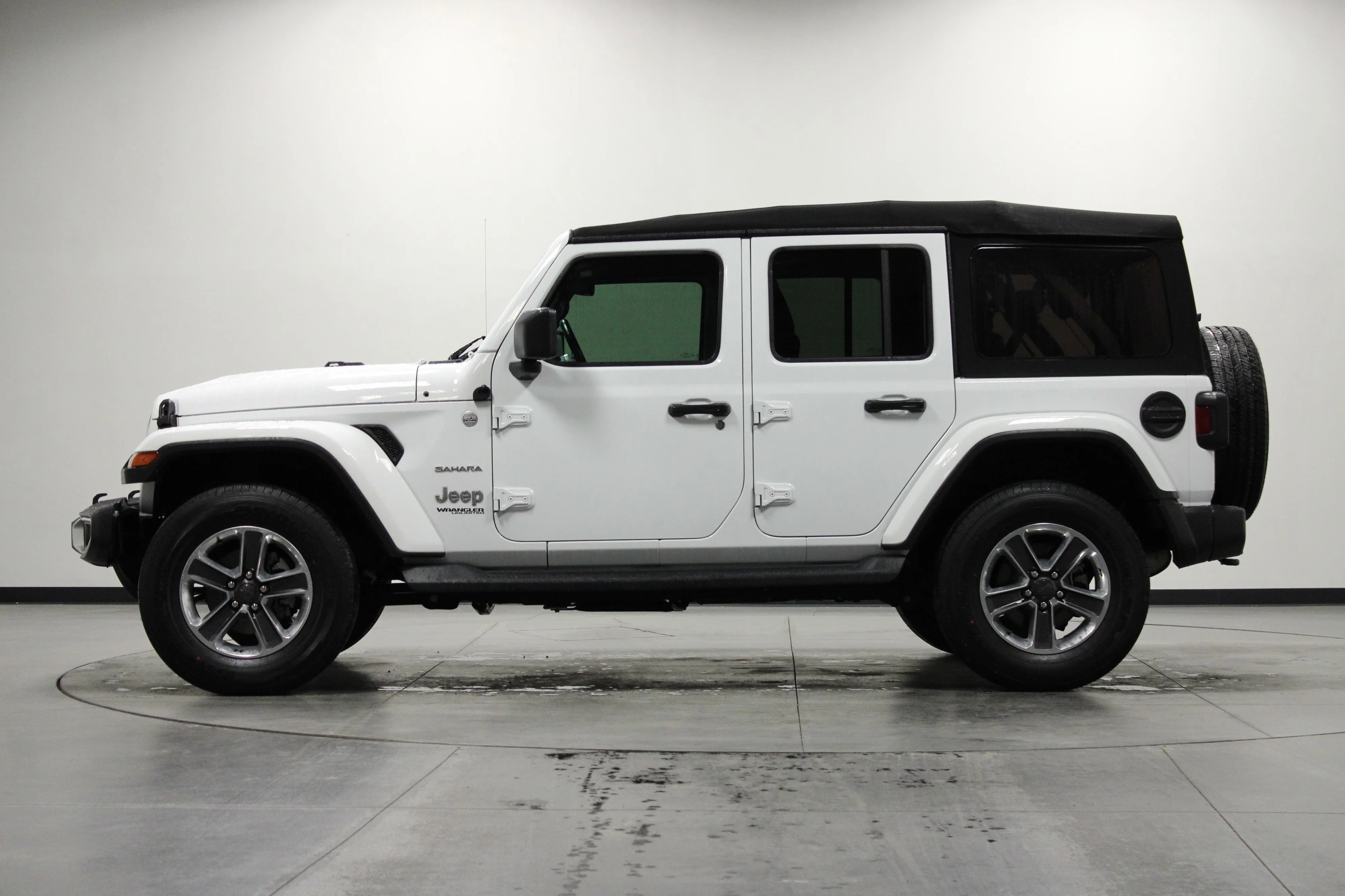 Used 2019 Bright White Clearcoat Jeep Sahara image 7