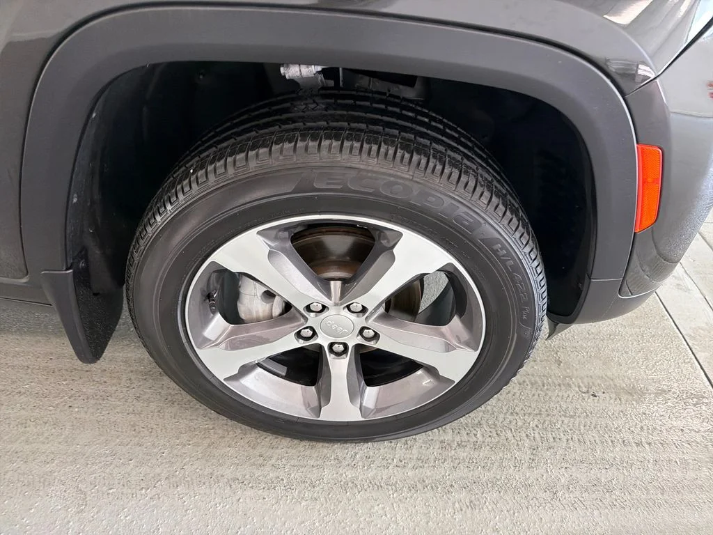 Used 2024  Jeep Limited image 5