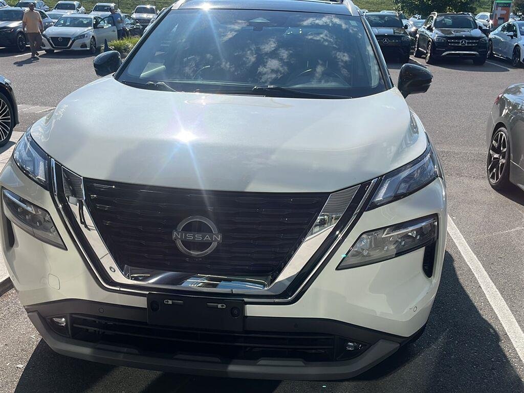 Used 2021 Pearl White Tricoat/Super Black Nissan SL image 7