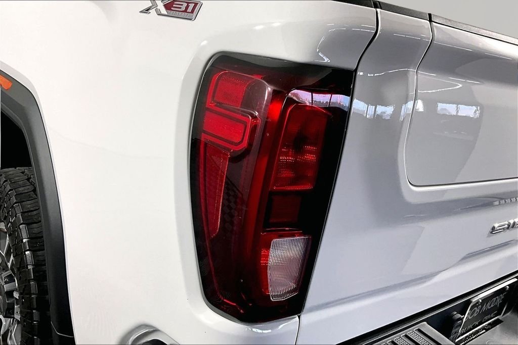 Used 2022 White GMC SLE image 21
