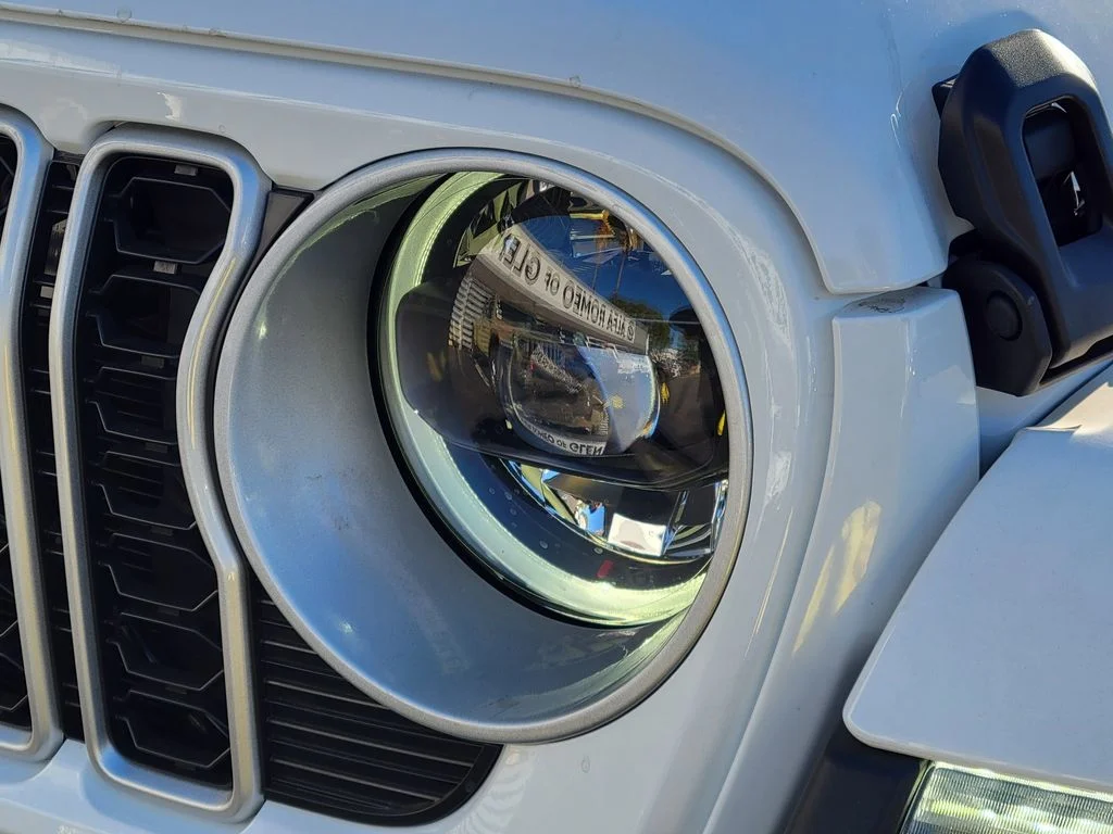 New 2026 Bright White Clear-Coat Exterior Paint Jeep Sahara image 21
