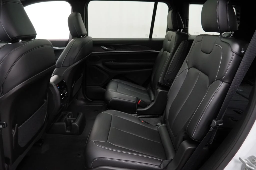 New 2026 Bright White Clear-Coat Exterior Paint Jeep Limited image 17
