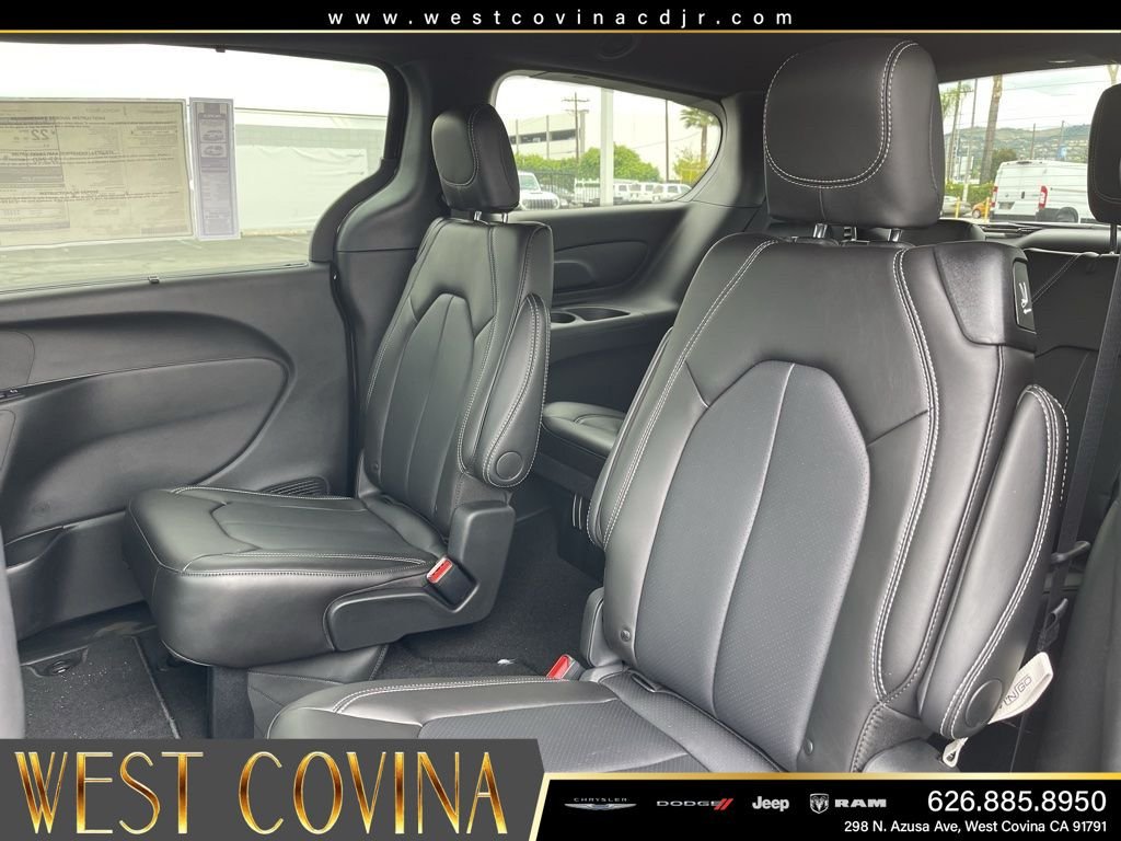 New 2026 Diamond Black Crystal Pearl-Coat Exterior Paint Chrysler Select image 17