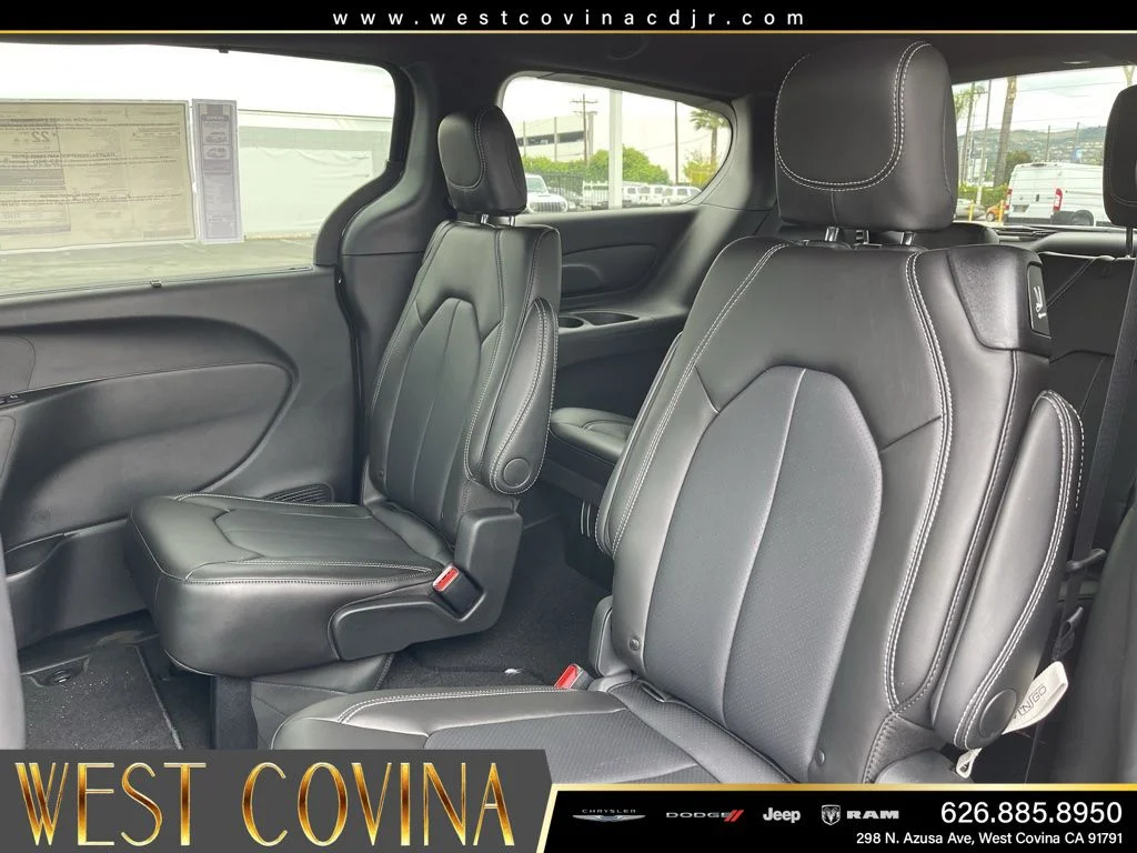 New 2026 Diamond Black Crystal Pearl-Coat Exterior Paint Chrysler Select image 17