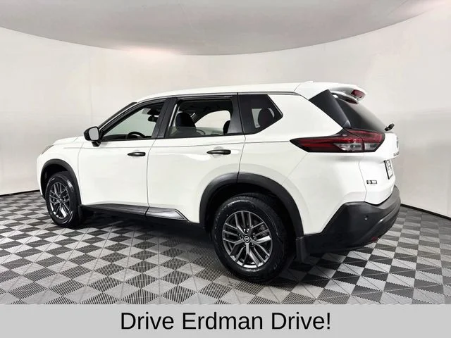 Used 2021 White Nissan S image 20