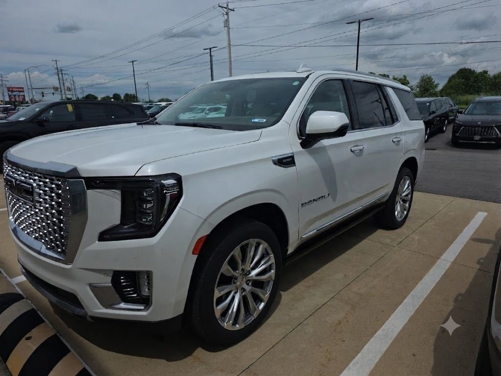 Used 2023 White Frost Tricoat GMC Denali image 3