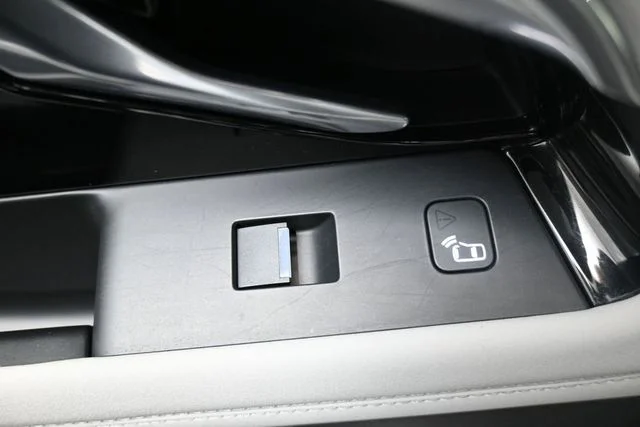 Used 2020  Land Rover First Edition image 10