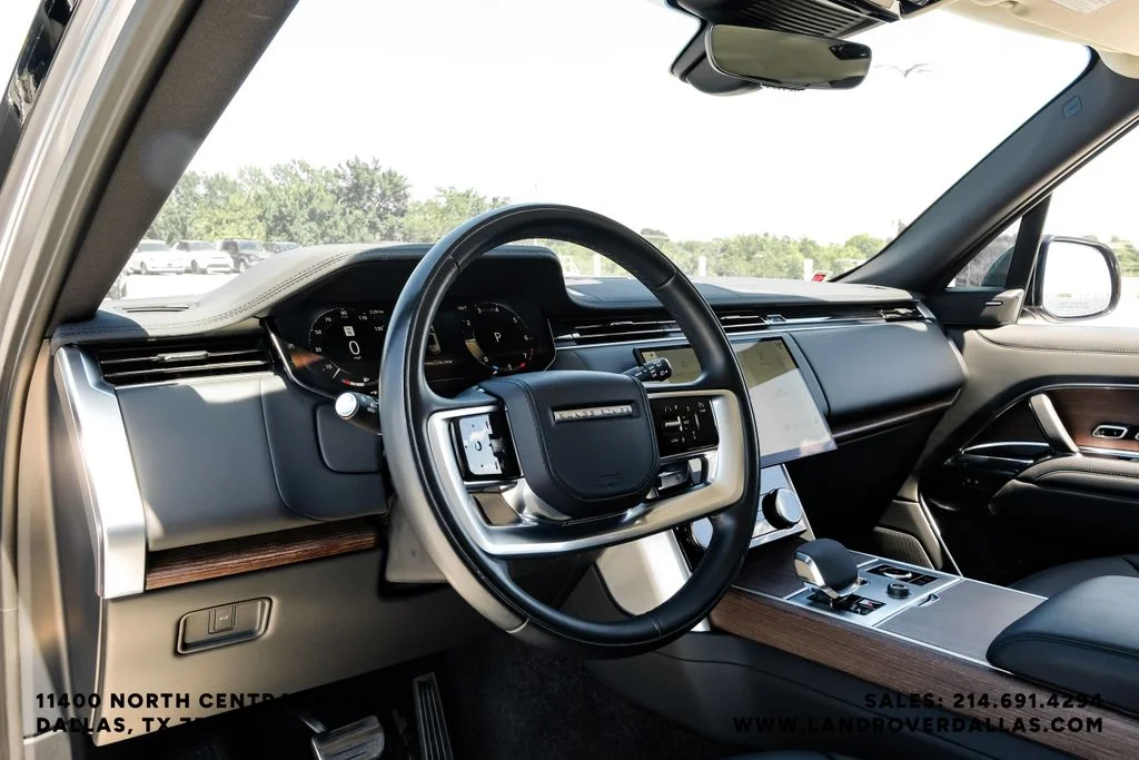 Used 2023 Grey Land Rover SE image 2