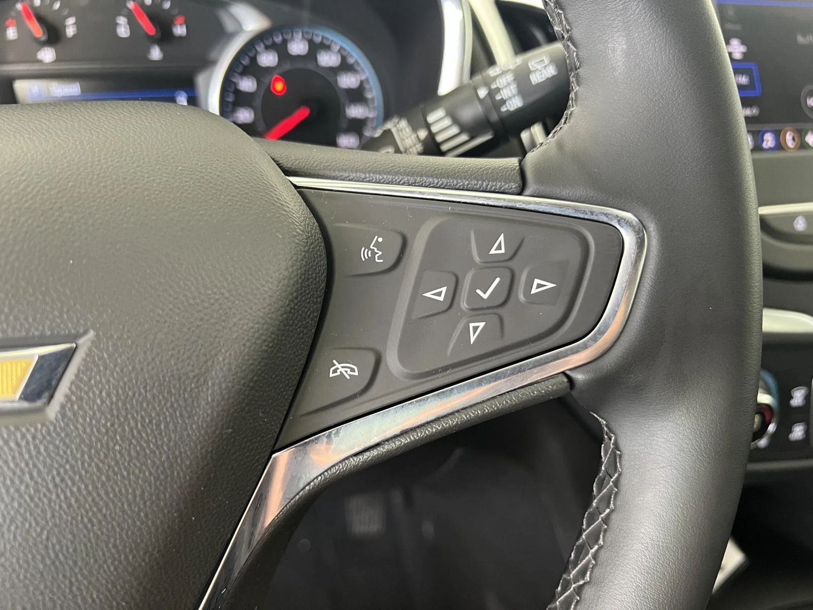 Used 2024 Lakeshore Blue Chevrolet LT image 10