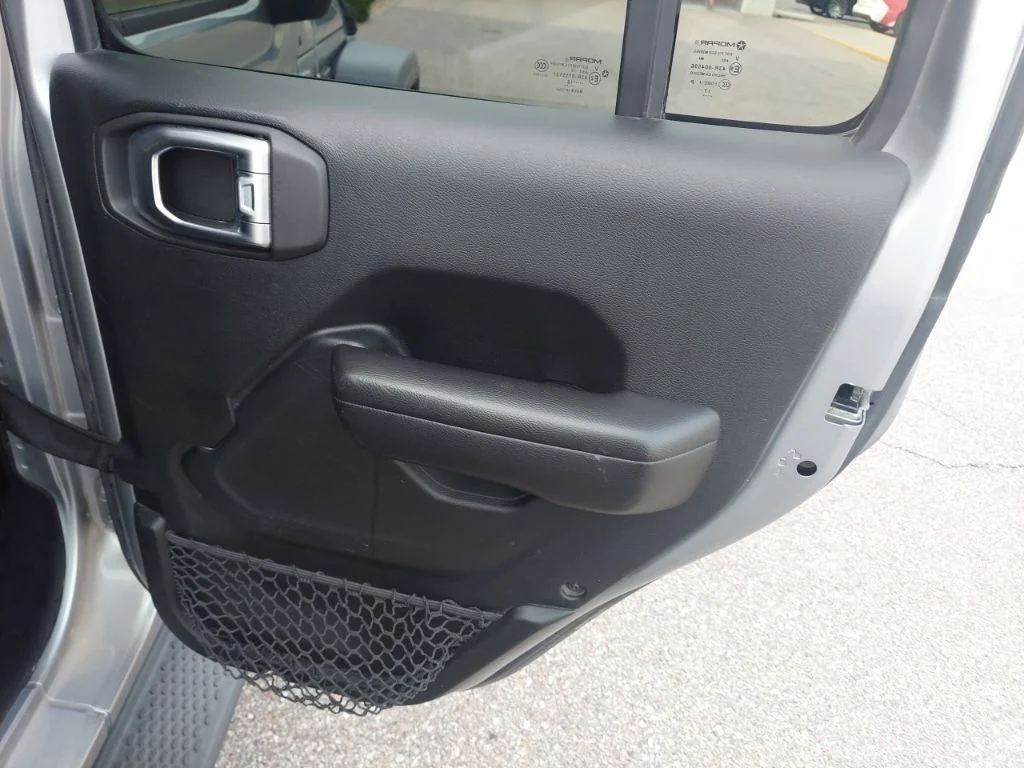 Used 2018 Silver Jeep Unlimited Sport S image 34