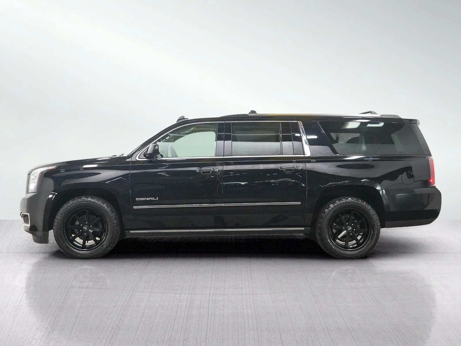 Used 2019 GMC Yukon XL Denali with VIN 1GKS2HKJ3KR303607 for sale in Bloomington, Minnesota