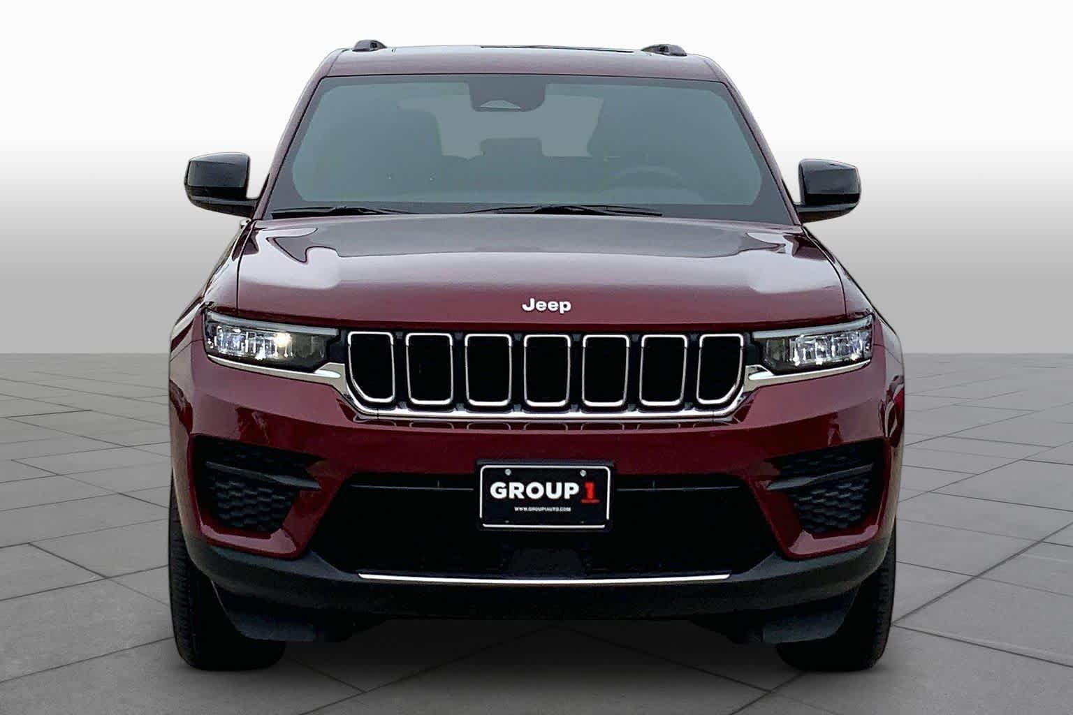 Used 2025 Velvet Red Pearlcoat Jeep Laredo image 4