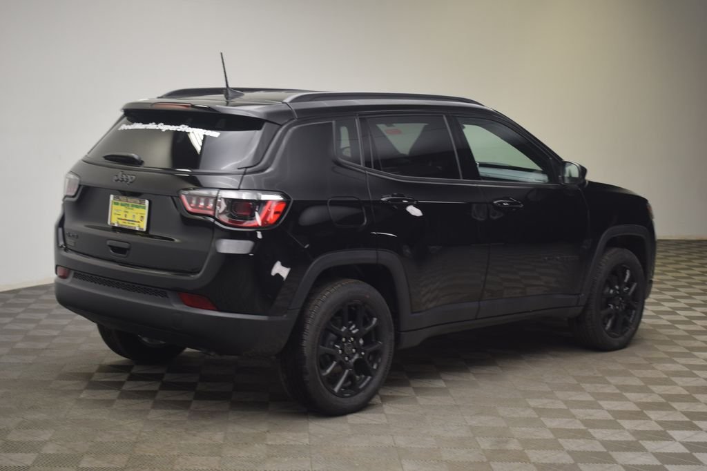 New 2026 Diamond Black Crystal Pearlcoat Jeep Latitude image 6