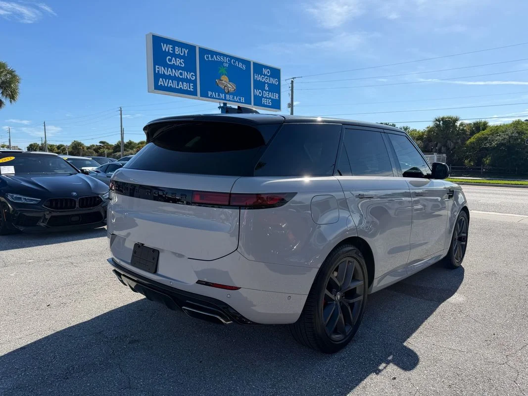 Used 2024  Land Rover Dynamic SE image 4
