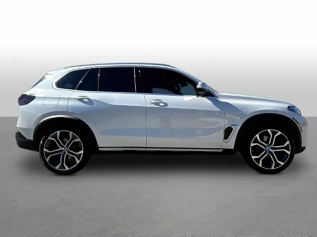 Used 2026 White BMW sDrive40i image 8