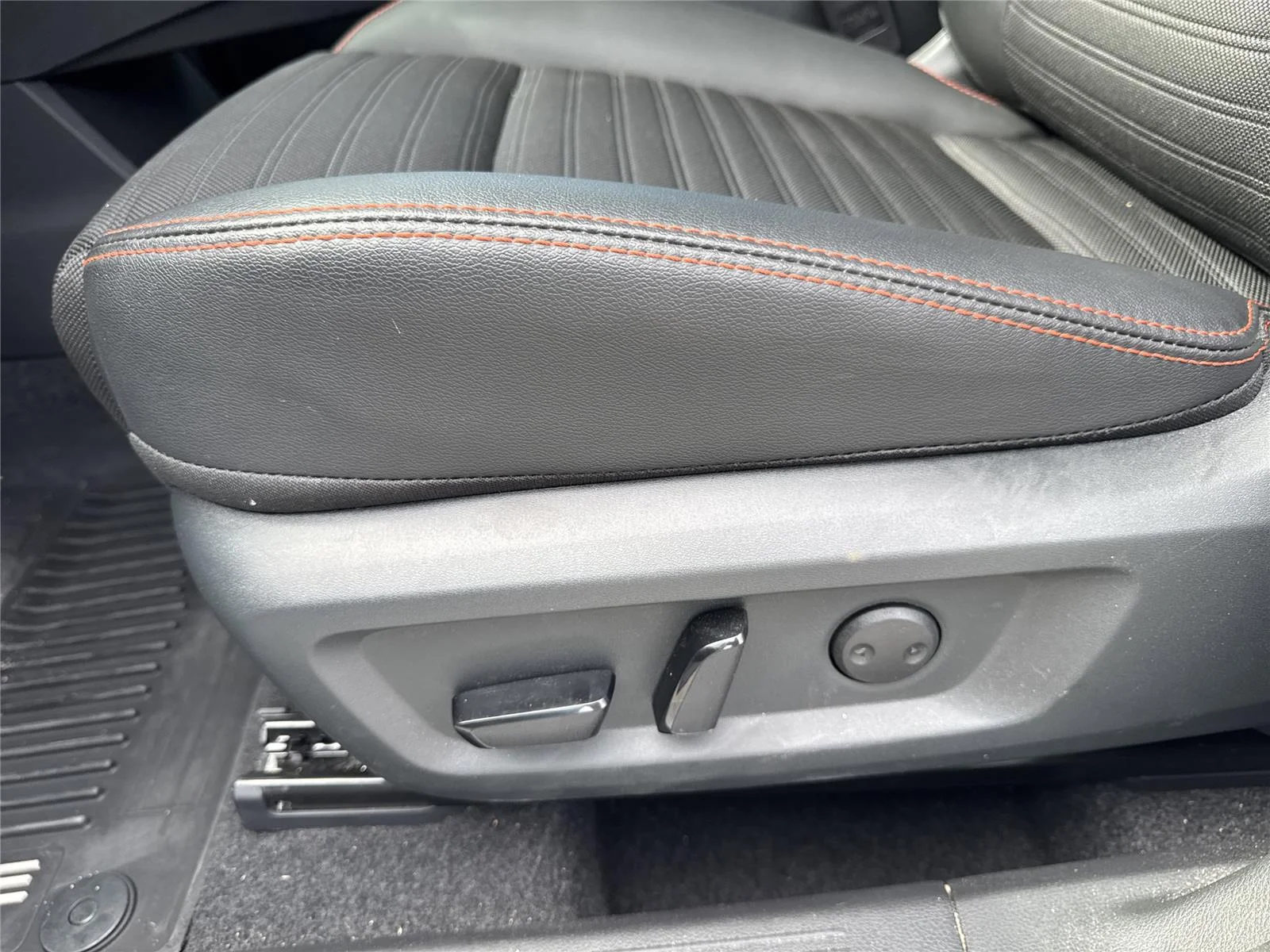 Used 2025 Everest White Pearl Nissan Rock Creek image 12