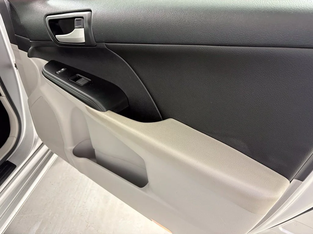Used 2014 Silver Toyota LE image 36