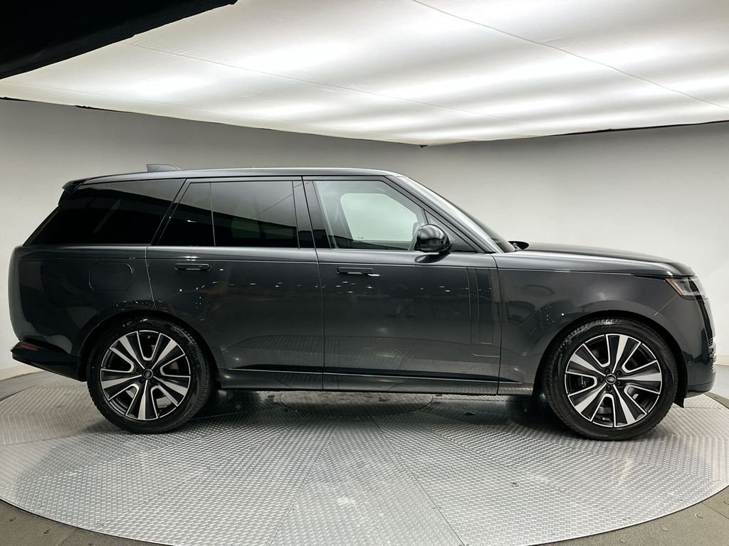 Used 2023  Land Rover SE image 14