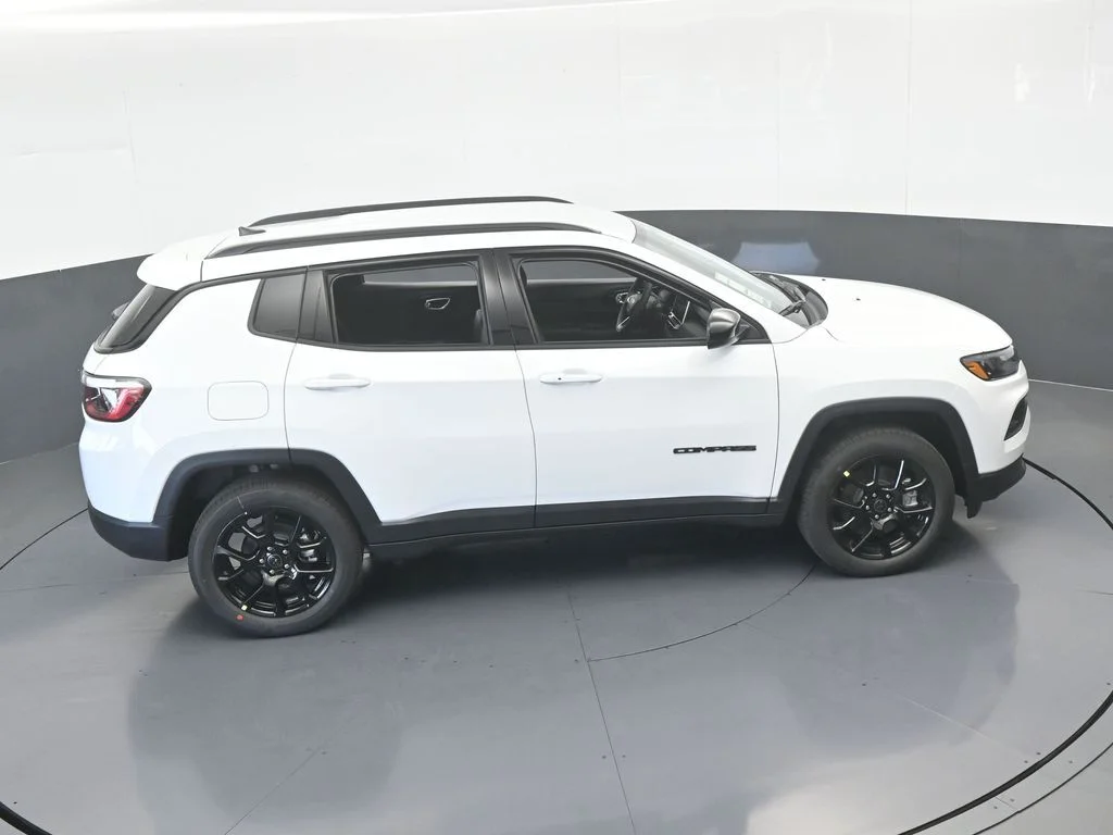 New 2026 Bright White Clear-Coat Exterior Paint Jeep Latitude image 45