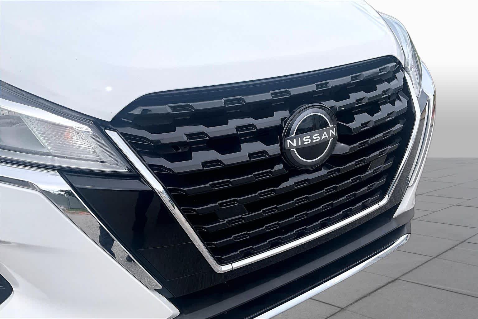 Certified Used 2022 Aspen White Tricoat/Super Black Nissan SV image 29