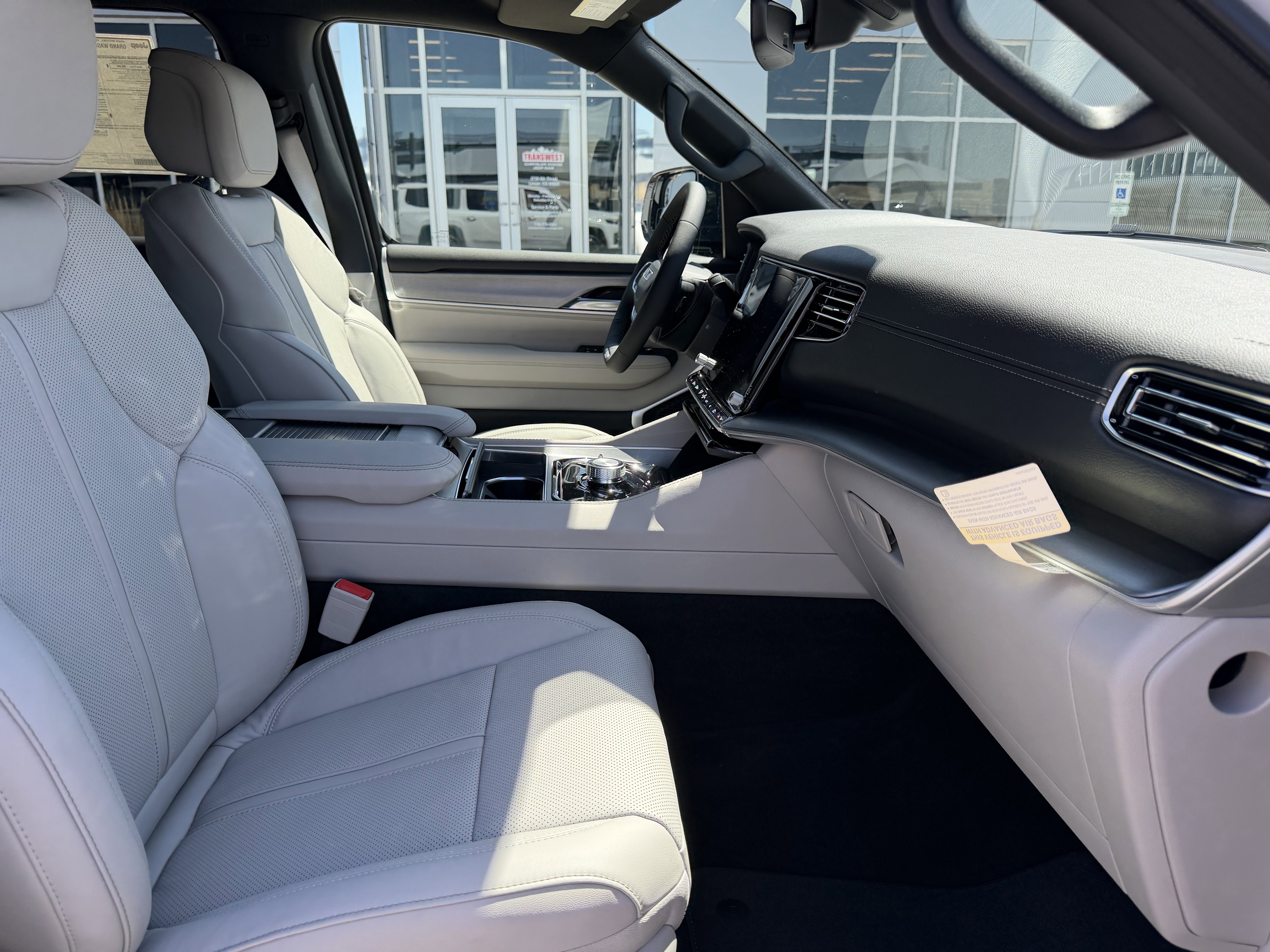 New 2026 Bright White Clear-Coat Exterior Paint Jeep  image 15