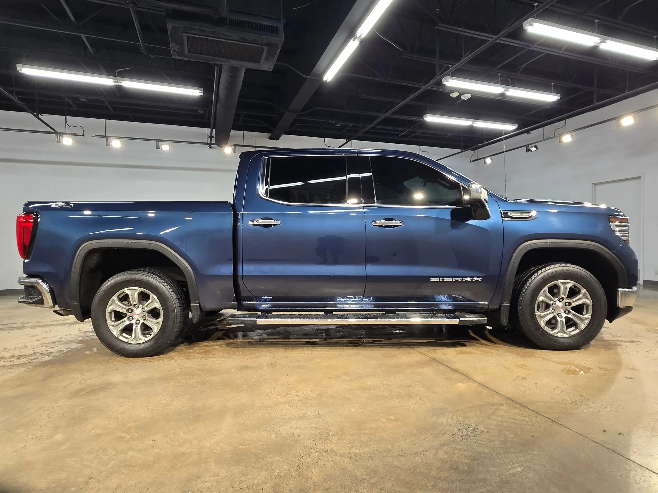 Used 2022 Pacific Blue Metallic GMC SLT image 8